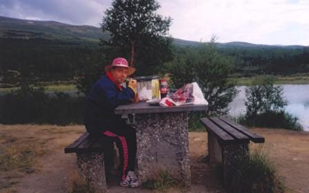 Gianni Nigro in uno spuntino in Norvegia